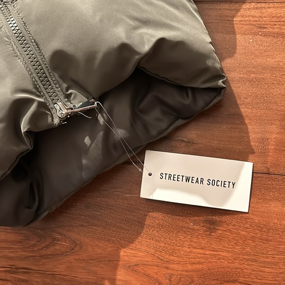 Hello everyone so I’m selling this puffer vest it’s a medium size and comfortab - Picture 3 of 3